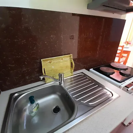 شقة Alyvia Guesthouse