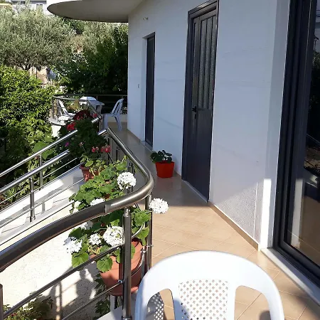 Alyvia Guesthouse شقة كساميل